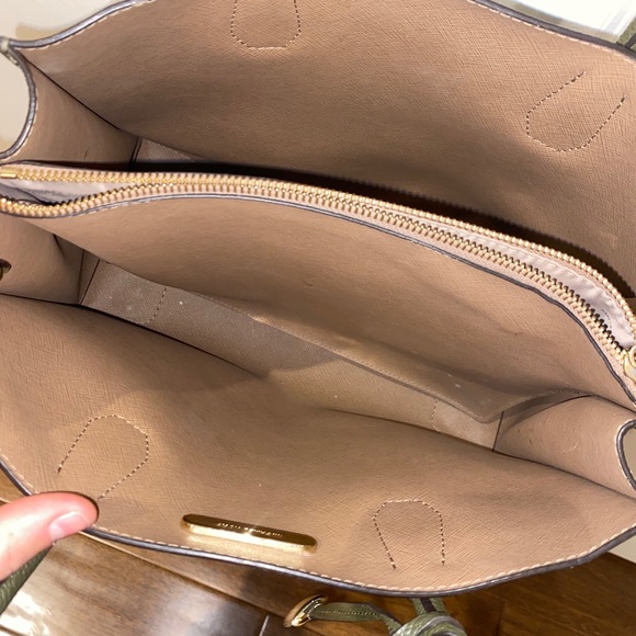 Micheal Kors Purse - Picture 5 of 7